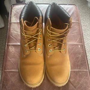 Very good condition... worn once or twice.  Light creasing on right foot.